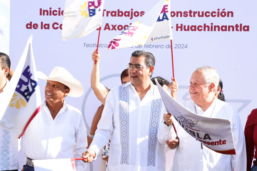 Inició Sergio Salomón trabajos de construcción de carretera en Teotlalco