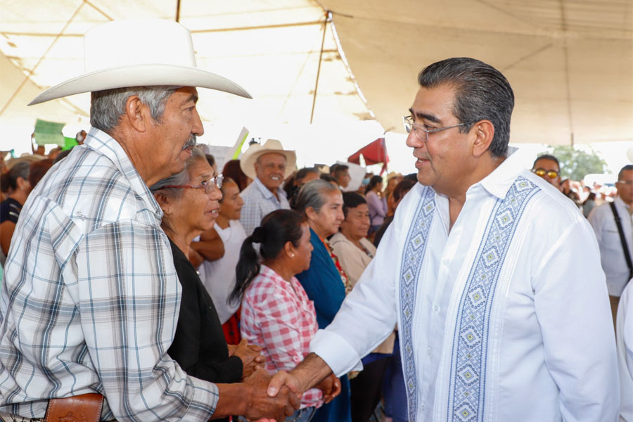 Inició Sergio Salomón trabajos de construcción de carretera en Teotlalco