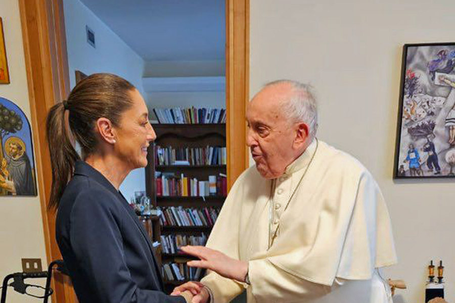 Claudia Sheinbaum trae regalo a mexicanos desde el Vaticano