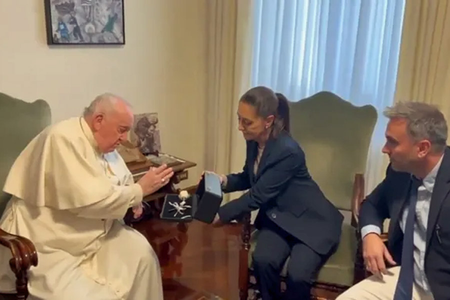 Claudia Sheinbaum trae regalo a mexicanos desde el Vaticano