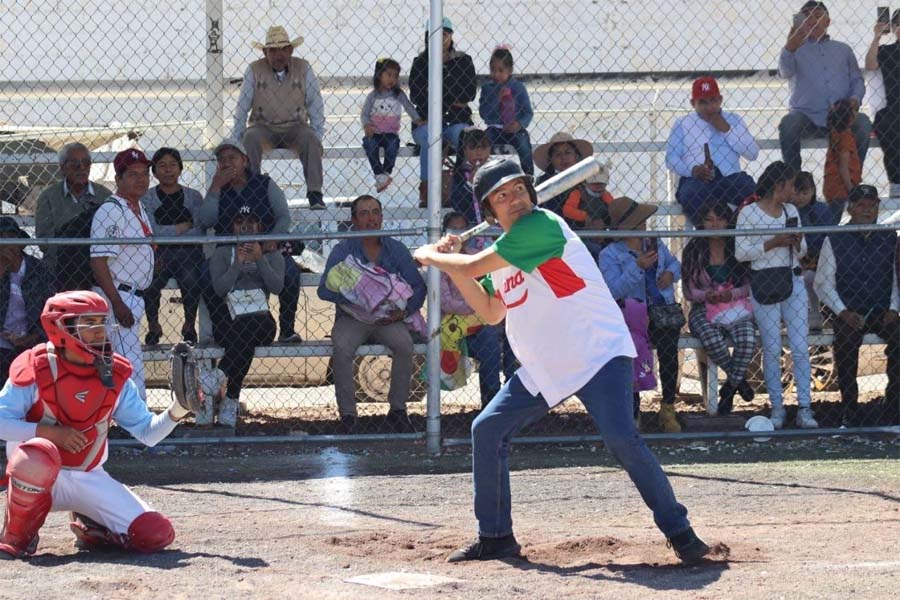 Falta de espacios públicos señalan pobladores de Acajete y Tepatlaxco ante Lalo Rivera