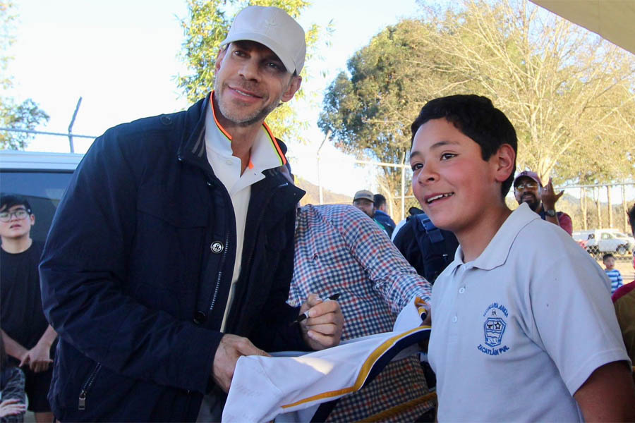 Pepe Márquez y Luis Roberto Alves "Zague" dan inicio de obra en unidad deportiva de Tlatempa