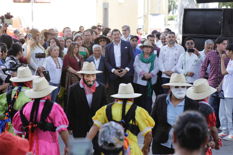 Armenta reconoce la cultura de los pueblos mixtecos