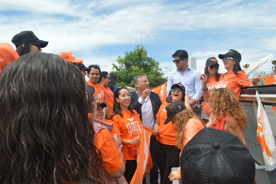 Sofía Pezzat y Fernando Morales, pintan a Puebla de naranja durante el 25 M