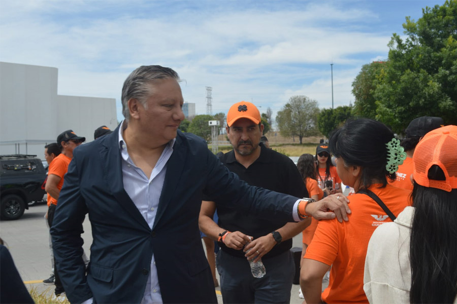 Sofía Pezzat y Fernando Morales, pintan a Puebla de naranja durante el 25 M