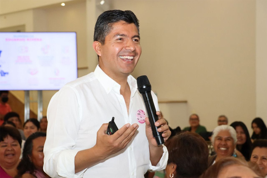 Revela Lalo Rivera a mujeres en Tehuacán que encuestas reportan una tendencia favorable