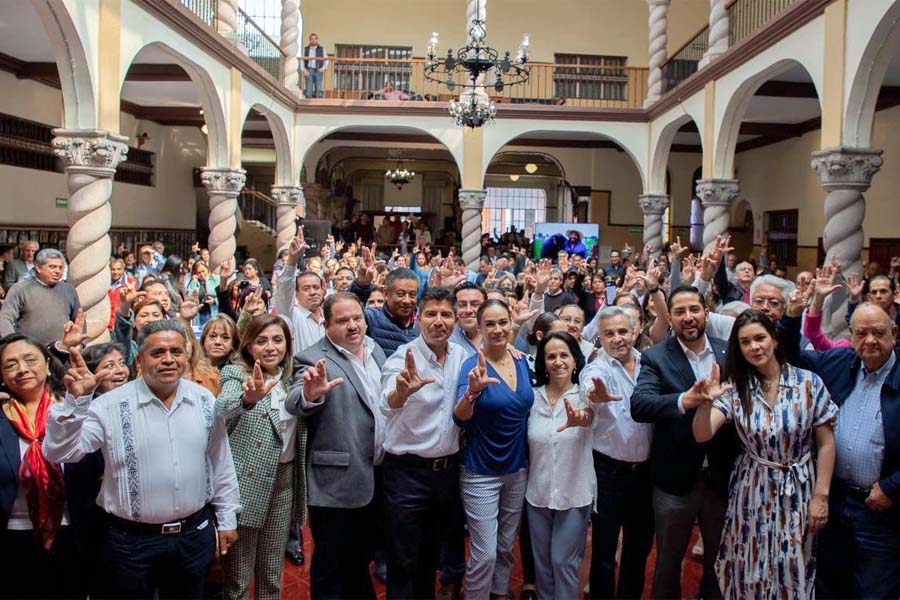 Universitarios de Teziutlán platican con Lalo Rivera