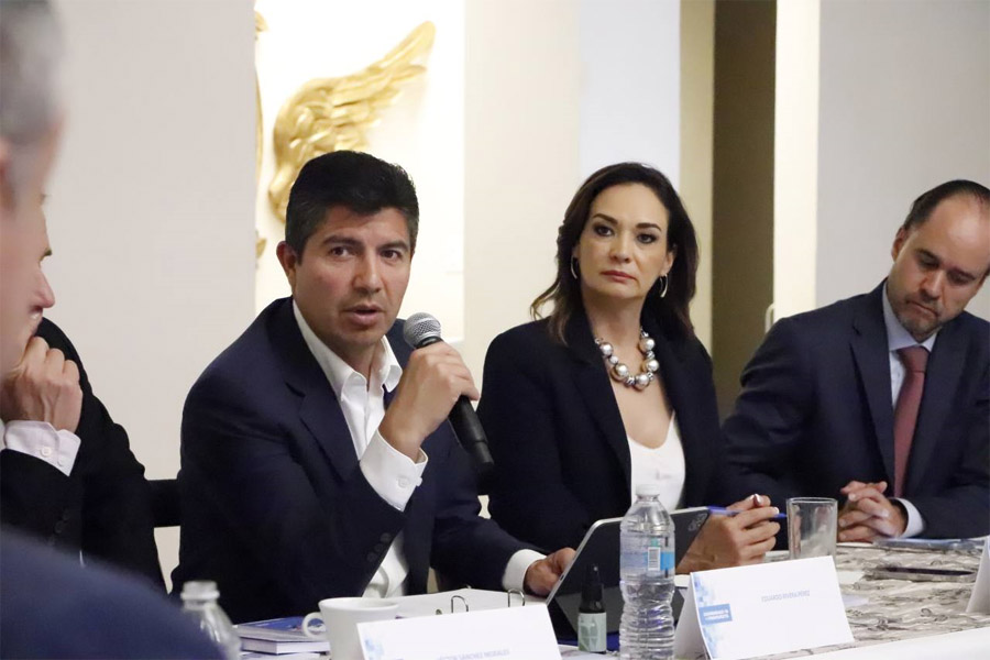 Lalo Rivera participa en foro con expertos en materia de economía