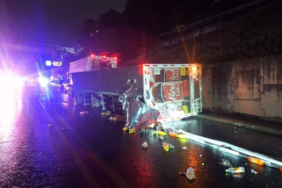 Volcadura de tráiler quita la vida a cinco personas y lesiona a 22 en la México-Tuxpan