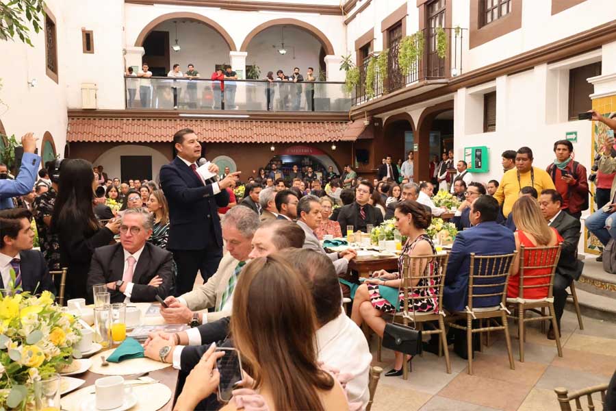 Becas para acumular experiencia laboral propone Armenta a jóvenes