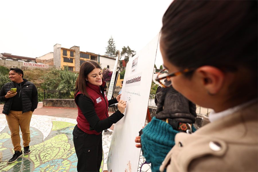 Bety Sánchez firma 15 compromisos para el bienestar animal en Zacatlán