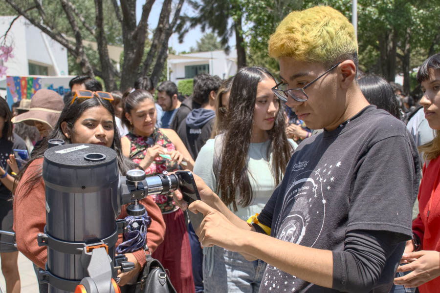 En la BUAP se instalaron telescopios para que los universitarios observaran el eclipse solar