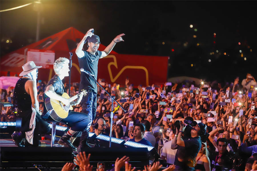 Cautiva Enrique Iglesias con presentación en la Feria de Puebla 2024