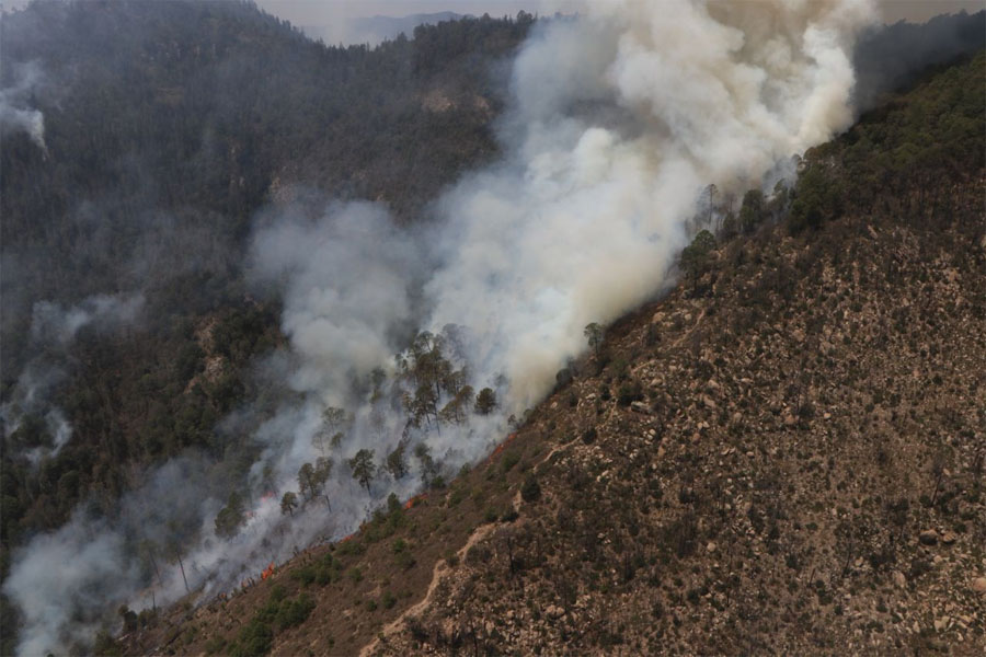 Continúa incendio en Libres, realizan sobrevuelo para determinar estrategias y combatir el fuego