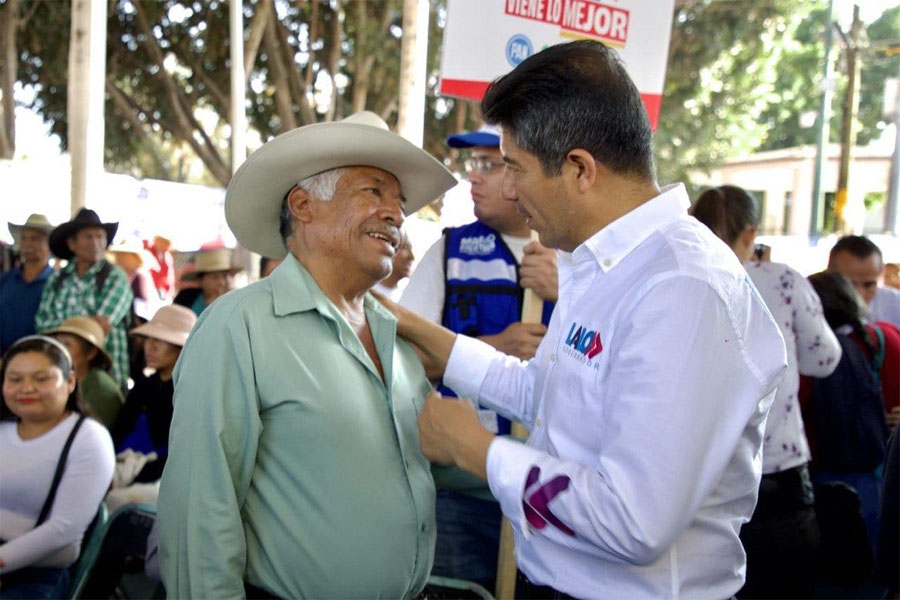 Más calles para Azumiatla prometen Lalo Rivera y Mario Riestra