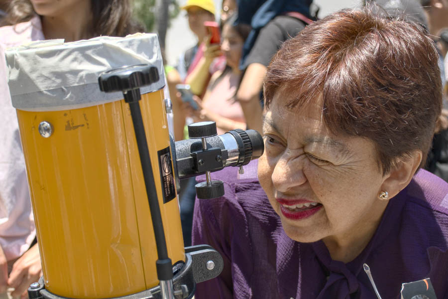 En la BUAP se instalaron telescopios para que los universitarios observaran el eclipse solar