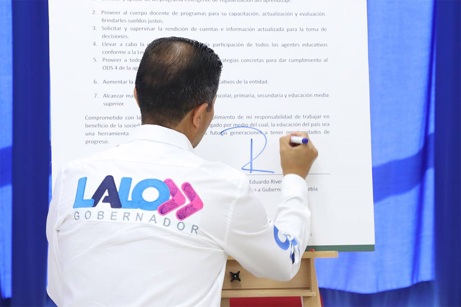 Lalo Rivera firma el compromiso por una educación con rumbo