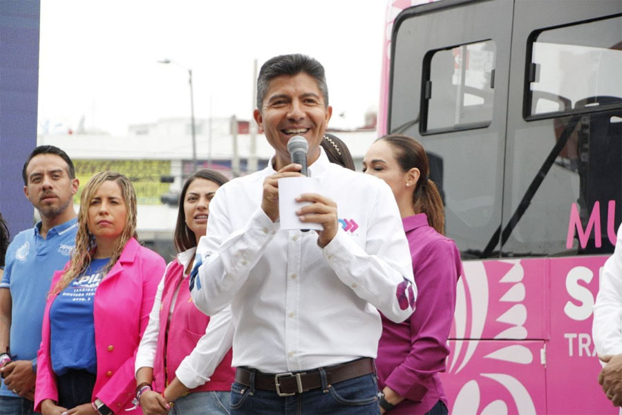 Lalo Rivera presenta transporte rosa, iniciativa de movilidad en beneficio de las mujeres