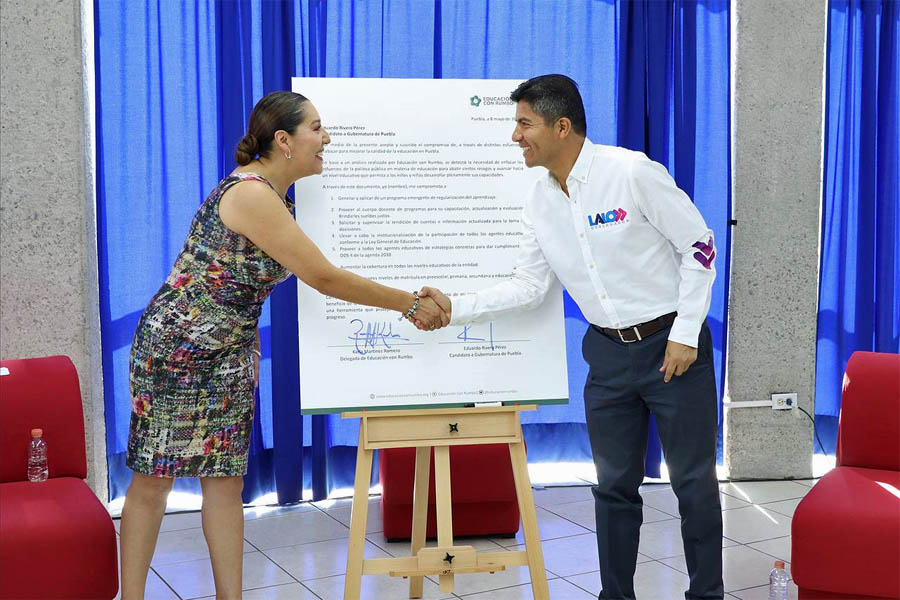 Lalo Rivera firma el compromiso por una educación con rumbo