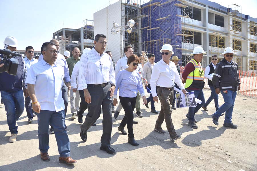 La Rectora María Lilia Cedillo Ramírez y el gobernador Sergio Salomón Céspedes Peregrina realizan recorrido por CU2