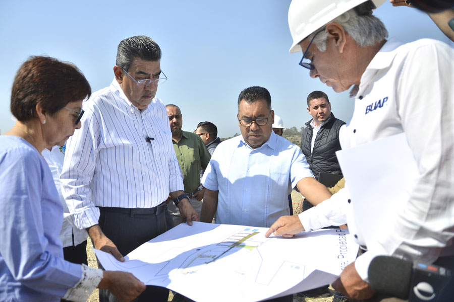 La Rectora María Lilia Cedillo Ramírez y el gobernador Sergio Salomón Céspedes Peregrina realizan recorrido por CU2