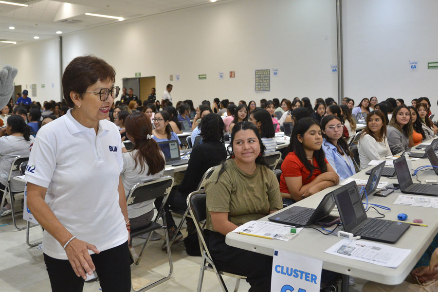 La Rectora Lilia Cedillo Ramírez realiza recorrido durante la aplicación del Examen General de Admisión 2024