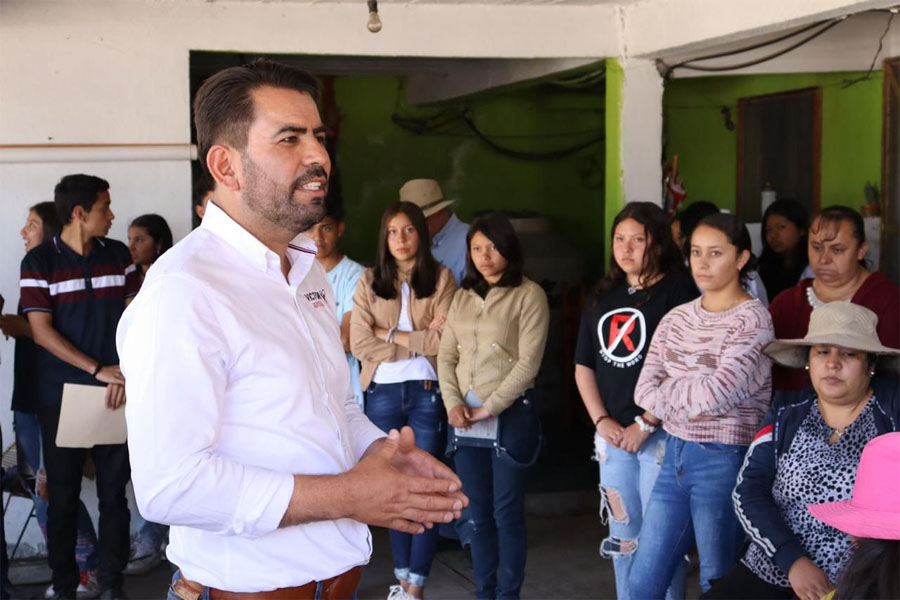 Víctor Herrera Pozos se compromete a mejorar el sistema educativo y otorgar becas universales en el Día del Estudiante