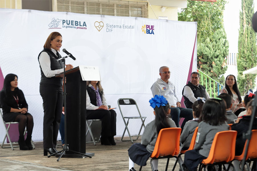 Equipa SEDIF desayunadores escolares en Puebla capital