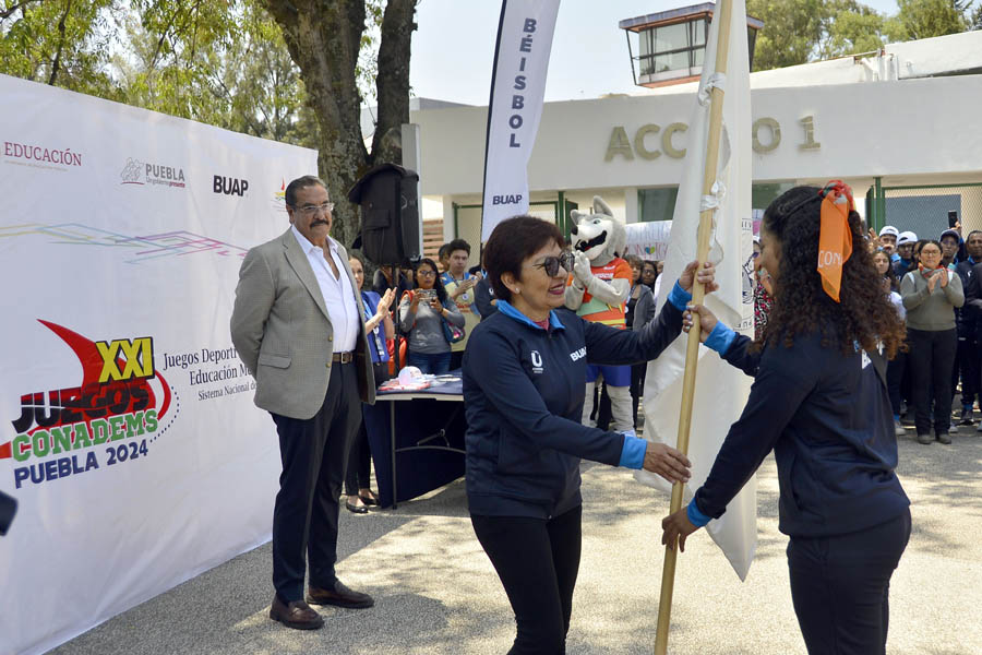 Entrega Lilia Cedillo uniformes a participantes de JUDENEMS