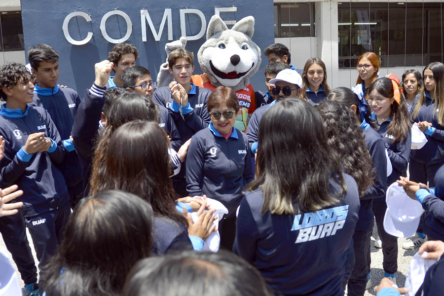 Entrega Lilia Cedillo uniformes a participantes de JUDENEMS