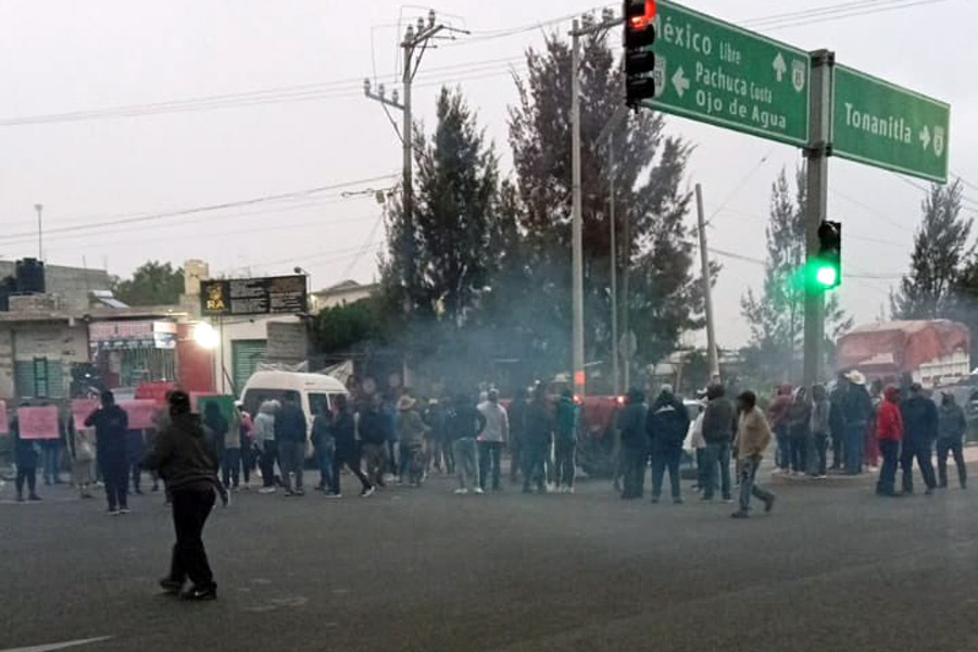 Bloquean ejidatarios el paso al AIFA