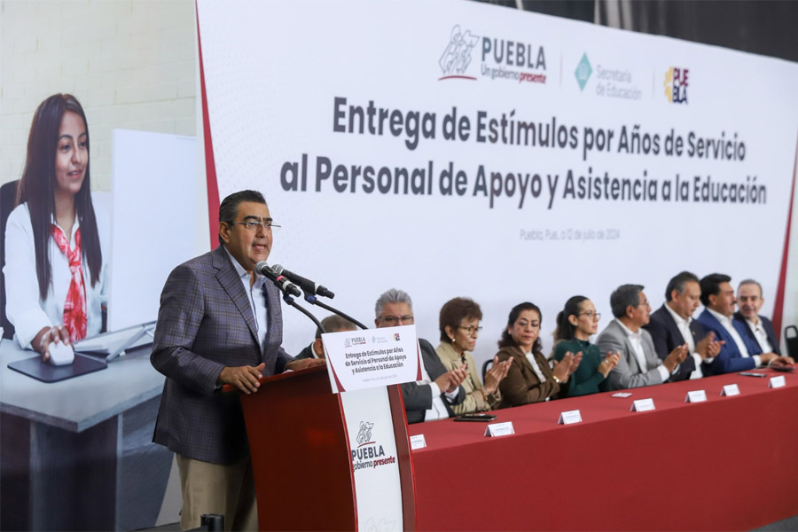 Entrega Sergio Salomón reconocimientos a personal de educación