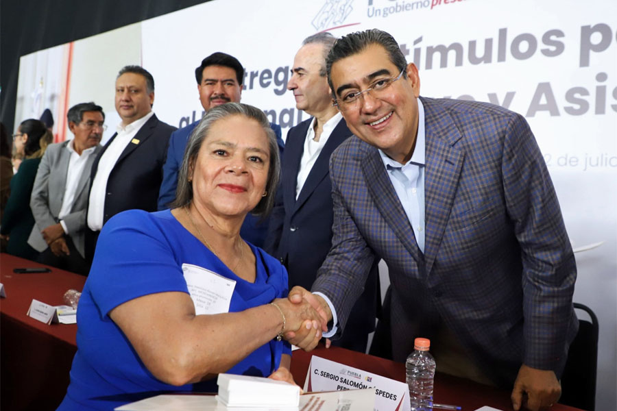 Entrega Sergio Salomón reconocimientos a personal de educación