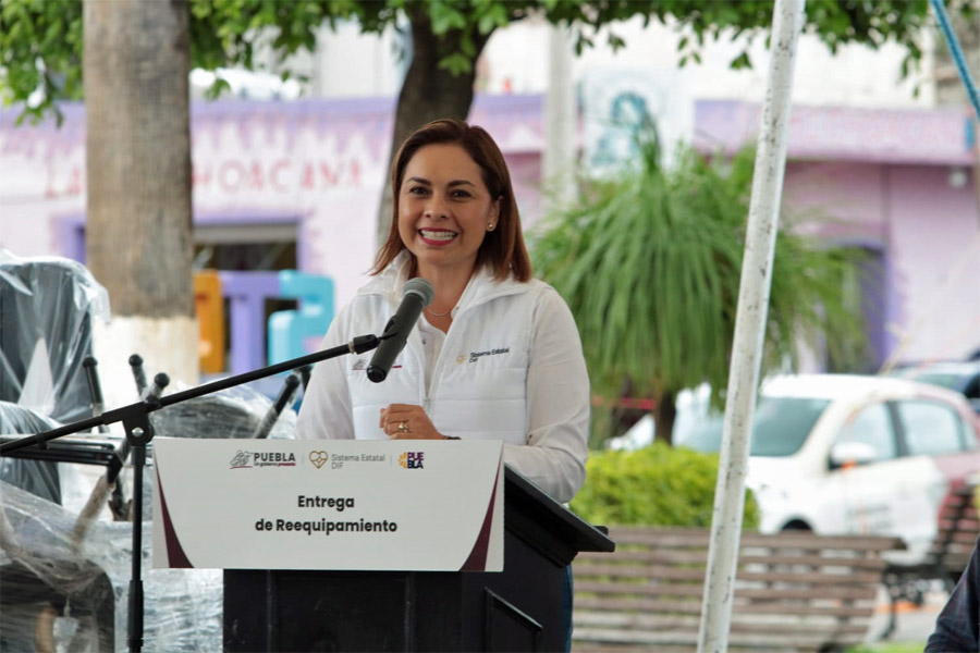 Entrega Gaby Bonilla apoyos en Santo Tomás Hueyotlipan