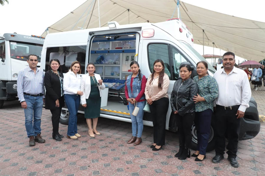 Entrega Gaby Bonilla apoyos en Santo Tomás Hueyotlipan