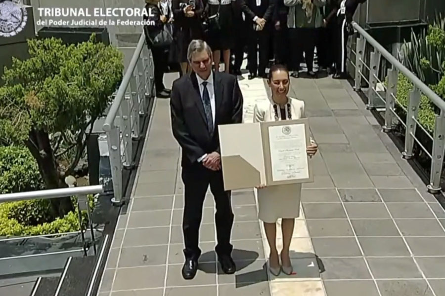 Sheinbaum recibe constancia y es la primera presidenta electa