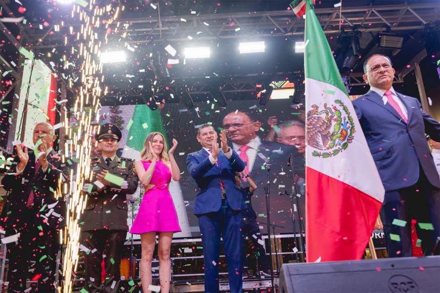 Armenta asiste al Grito de Independencia en Times Square