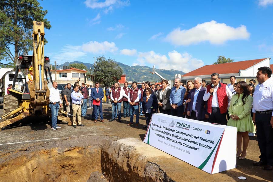 Inició Sergio Salomón construcción de techado en Teziutlán