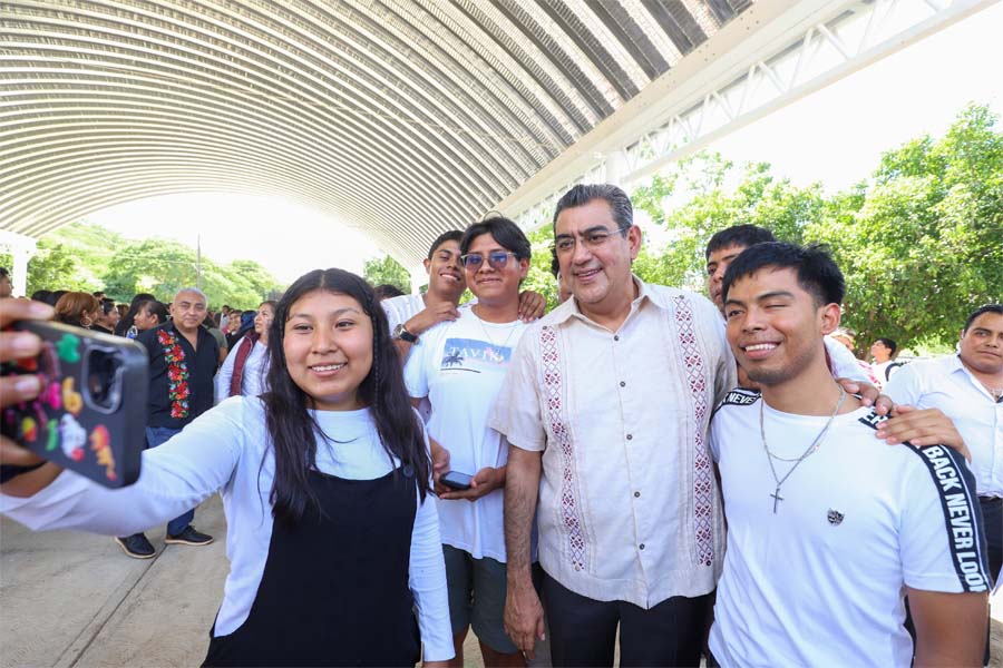 Inauguró Sergio Salomón techado en secundaria de Acatlán