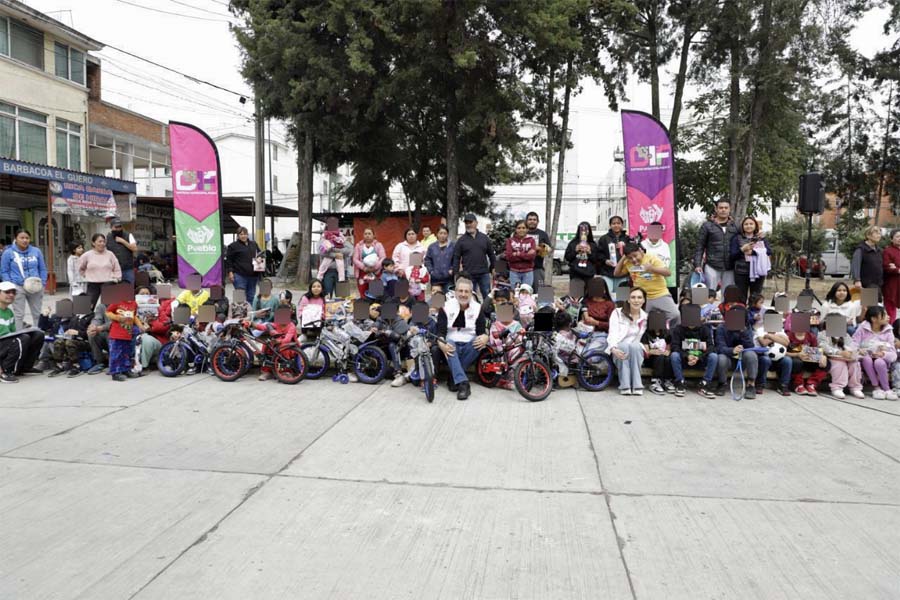 Entregan Pepe Chedraui y Marielise Budib juguetes en Villa Frontera