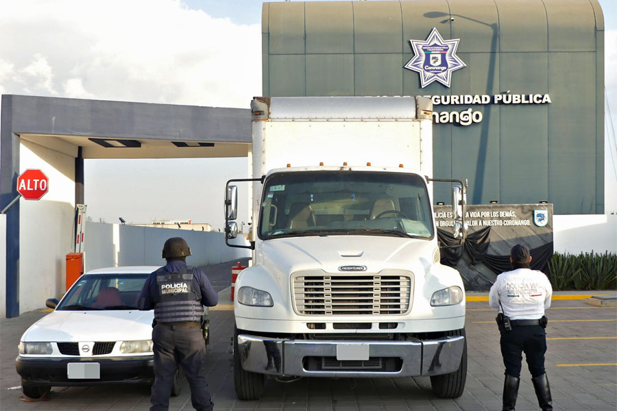 Recuperó policía de Coronango tráiler y rescató al conductor