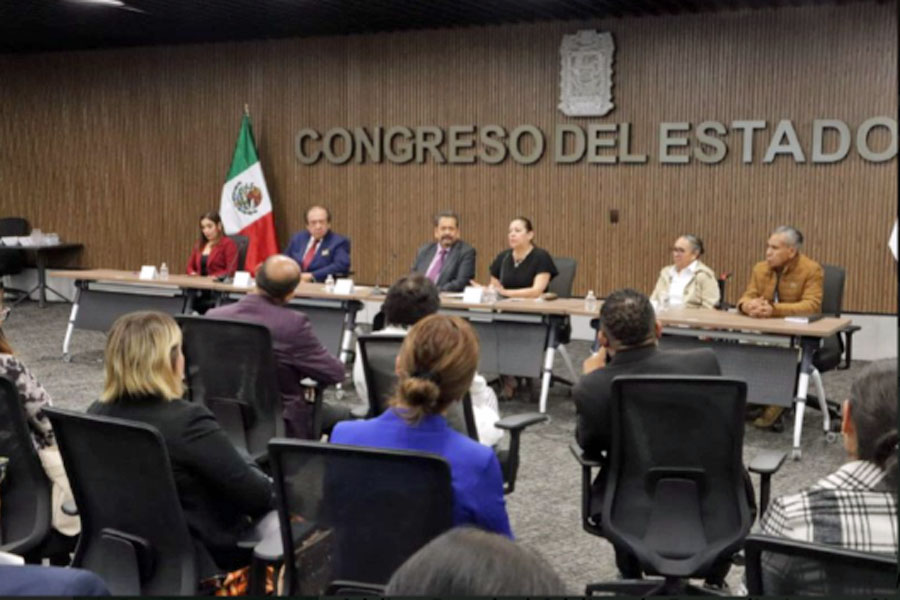 Firmó Laura Artemisa convenios con COBAEP) y Universidad IEU