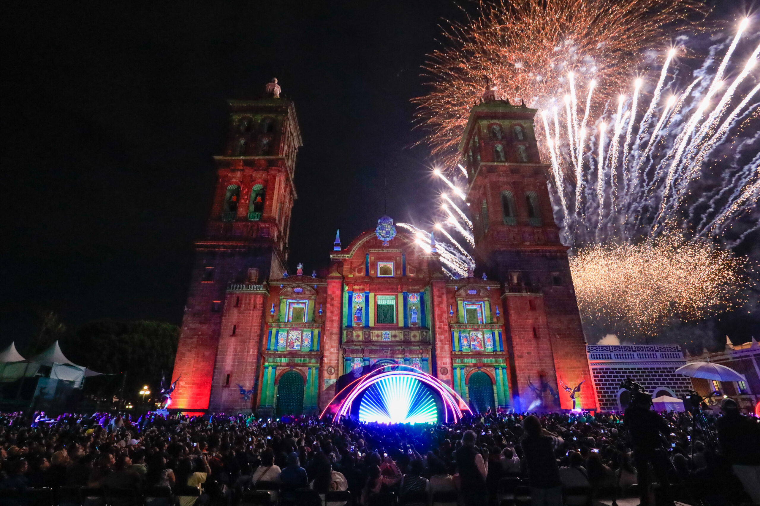 Puebla inaugura el Festival Glow México 2026 con espectáculo de luz en ...