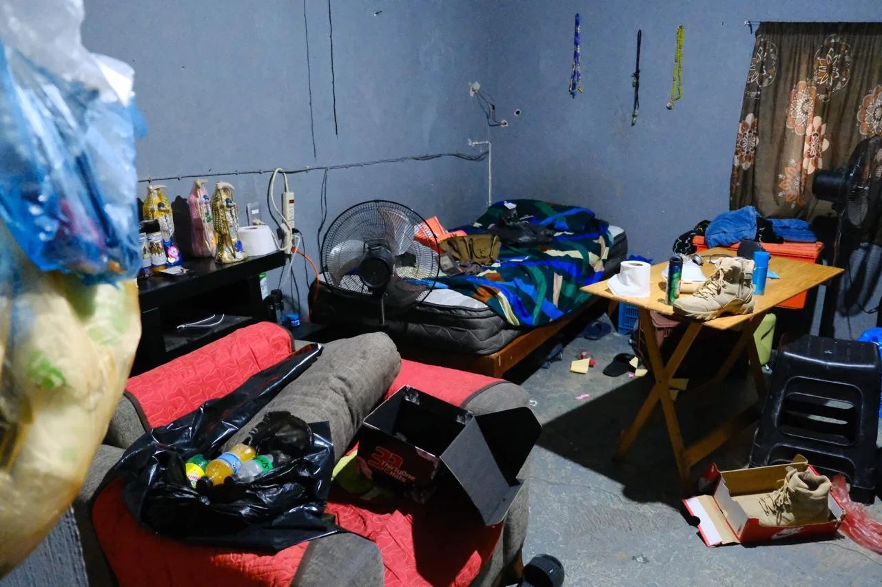 Tecalitlán, Jalisco. Durante el operativo fueron localizadas nueve personas y asegurados medicamentos, equipo médico, droga, indumentaria táctica y cartuchos
